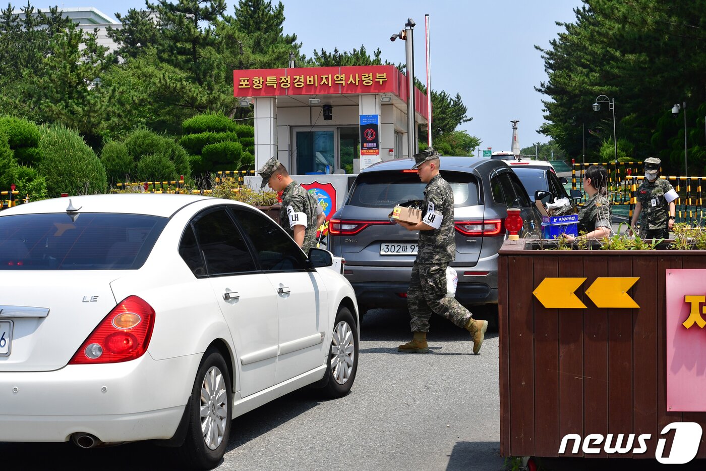 본문 이미지 - 20일 오전 해병대 1사단 서문 앞에는 경북 예천군에서 실종자 수색 작전 도중 불의의 사고로 순직한 고 채수근 일병을 조문하기 위해 시민들의 발길이 이어지고 있다. 2023.7.20/뉴스1 ⓒ News1 최창호 기자