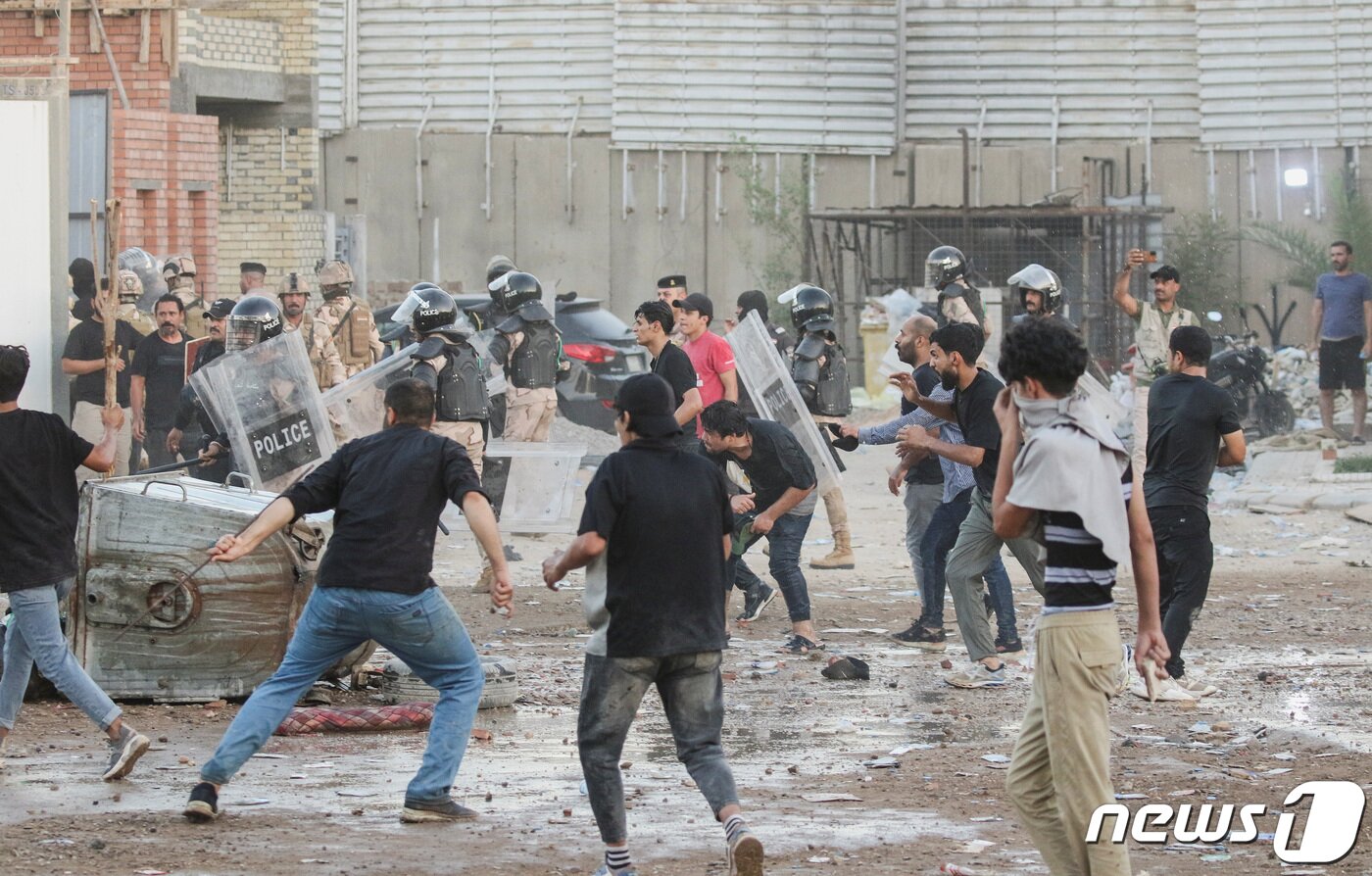 본문 이미지 - 20일(현지시간) 스웨덴 당국이 '표현의 자유'를 근거로 '코란 소각' 시위를 허용한 것에 반발한 수백 명의 시위대가 이라크 주재 스웨덴 대사관을 습격해 불을 질렀다. 2023.07.20. ⓒ 로이터=뉴스1 ⓒ News1 정윤영 기자