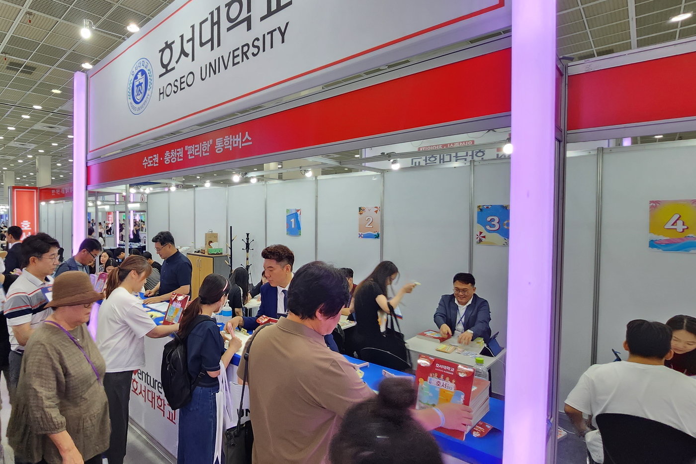본문 이미지 - 호서대가 서울 삼성동 코엑스에서 열리는 '수시 대학입학정보박람회'에서 수험생 등에게 맞춤형 입학정보를 제공하고 있다. (호서대 제공) /뉴스1