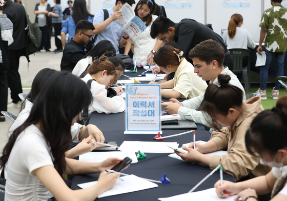 [단독] 외국인 취업비자 33년 만에 대수술…'숙련도·임금' 최우선