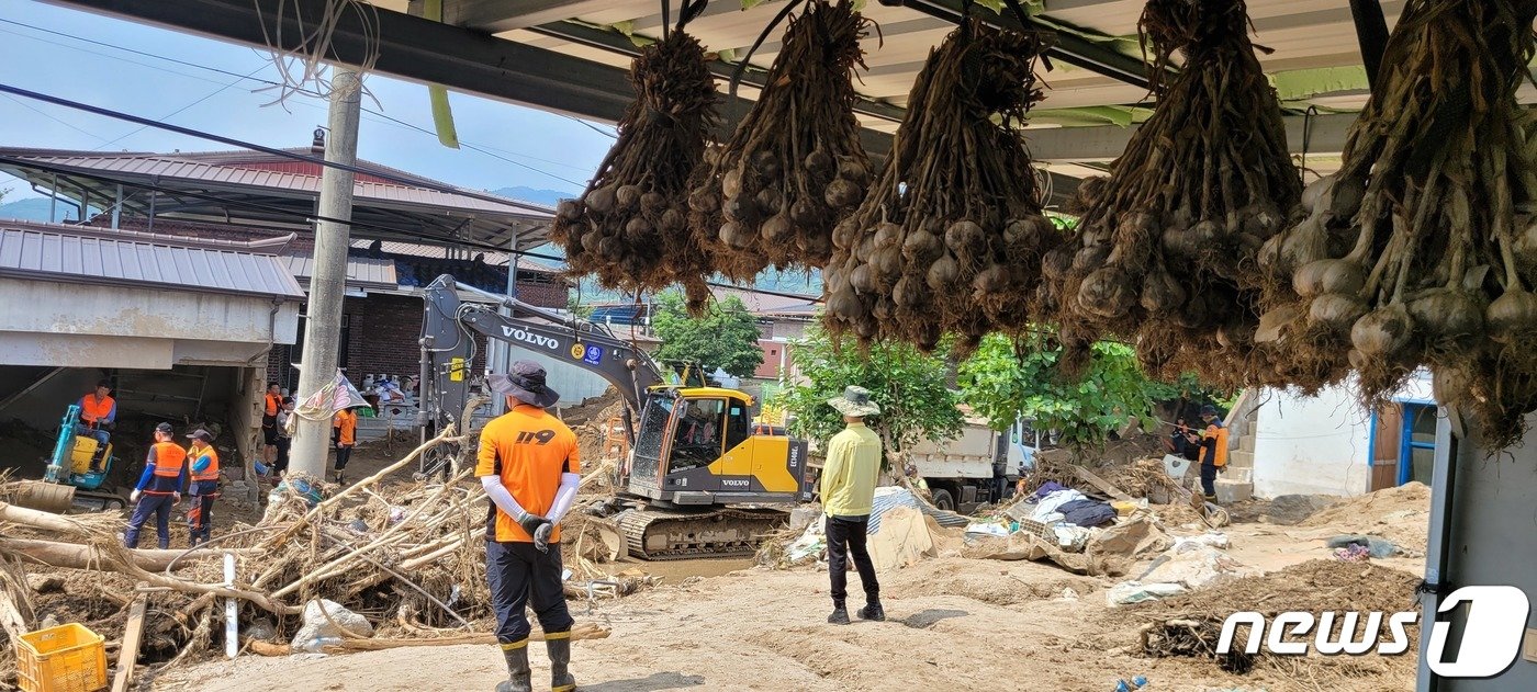 본문 이미지 - 특별방역 조치가 내려진  경북도 예천군 감천면 벌방리는 마을 응급복구와 실종자 수색으로 부산하다. ⓒ News1 이성덕기자