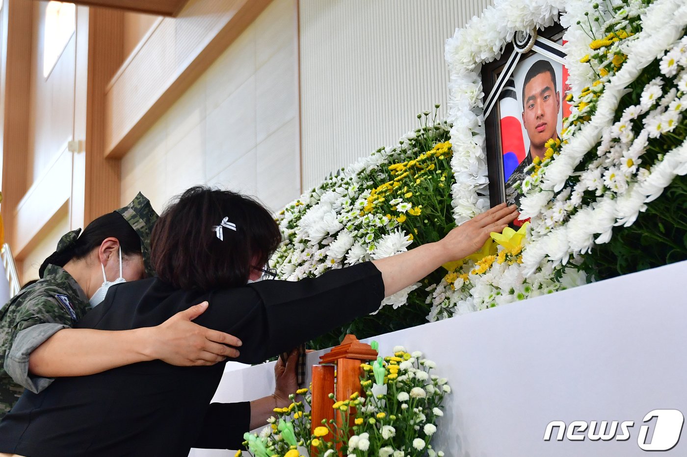 20일 오후 경북 포항시 해병대 1사단 내 김대식 관에 마련된 고 채수근 일병 빈소에서 채 일병의 어머니가 영정 사진을 보고 오열하고 있다.2023.7.20/뉴스1 ⓒ News1 최창호 기자