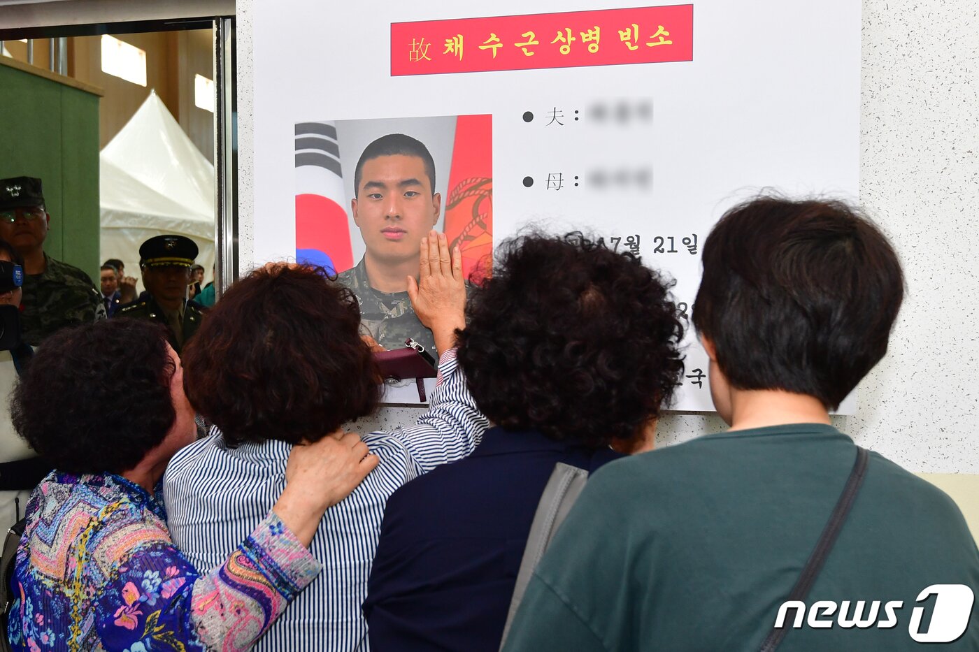 본문 이미지 - 20일 오후 경북 포항시 해병대 1사단 내 김대식 관에 마련된 고 채수근 일병 빈소에서 유가족들이 채 일병의 영정 사진을 보며 오열하고 하고 있다. 2023.7.20/뉴스1 ⓒ News1 최창호 기자