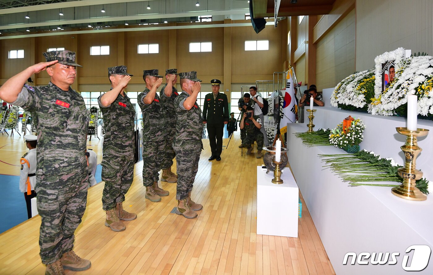 본문 이미지 - 김계환 해병대사령관이 20일 오후 경북 포항시 해병대 1사단 내 김대식 관에 마련된 고 채수근 일병 빈소에서 임성근 해병대 1사단장 등과 함께 헌화와 분향을 한 후 예를 갖추고 있다. 2023.7.20/뉴스1 ⓒ News1 최창호 기자