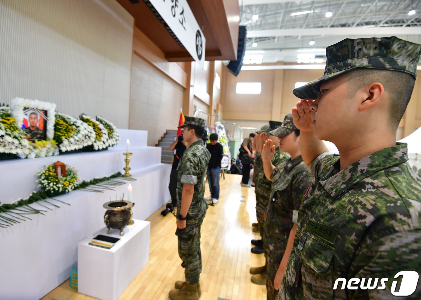 본문 이미지 - 20일 오후 경북 포항시 해병대 1사단 내 김대식 관에 마련된 고 채수근 일병 빈소에서 해병들이 고인을 추모하고 있다.2023.7.20/뉴스1 ⓒ News1 최창호 기자