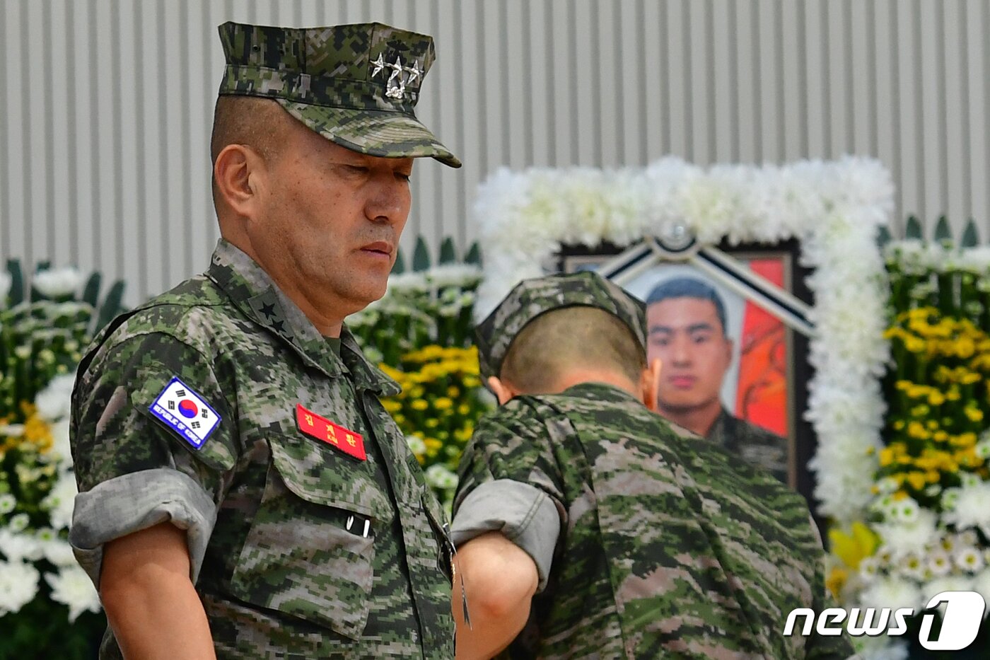 본문 이미지 - 김계환 해병대사령관이 20일 오후 경북 포항시 해병대 1사단 내 김대식 관에 마련된 고 채 모 상병 빈소에서 헌화와 분향을 마친 후 발걸음을 옮기고 있다.2023.7.20/뉴스1 ⓒ News1 최창호 기자