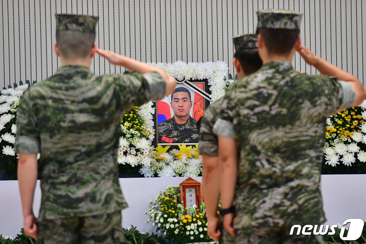 본문 이미지 - 20일 오후 경북 포항시 해병대 1사단 내 김대식 관에 마련된 고 채수근 일병 빈소에서 해병들이 헌화와 분향을 한 후 경례하고 있다. 2023.7.20/뉴스1 ⓒ News1 최창호 기자