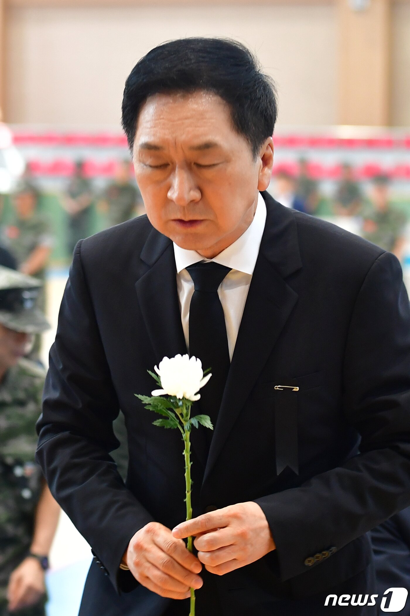 본문 이미지 - 김기현 국민의힘 대표가 20일 오후 경북 포항시 해병대 1사단 내 김대식 관에 마련된 고 채수근 일병 빈소에서 헌화를 하고 있다. 2023.7.20/뉴스1 ⓒ News1 최창호 기자