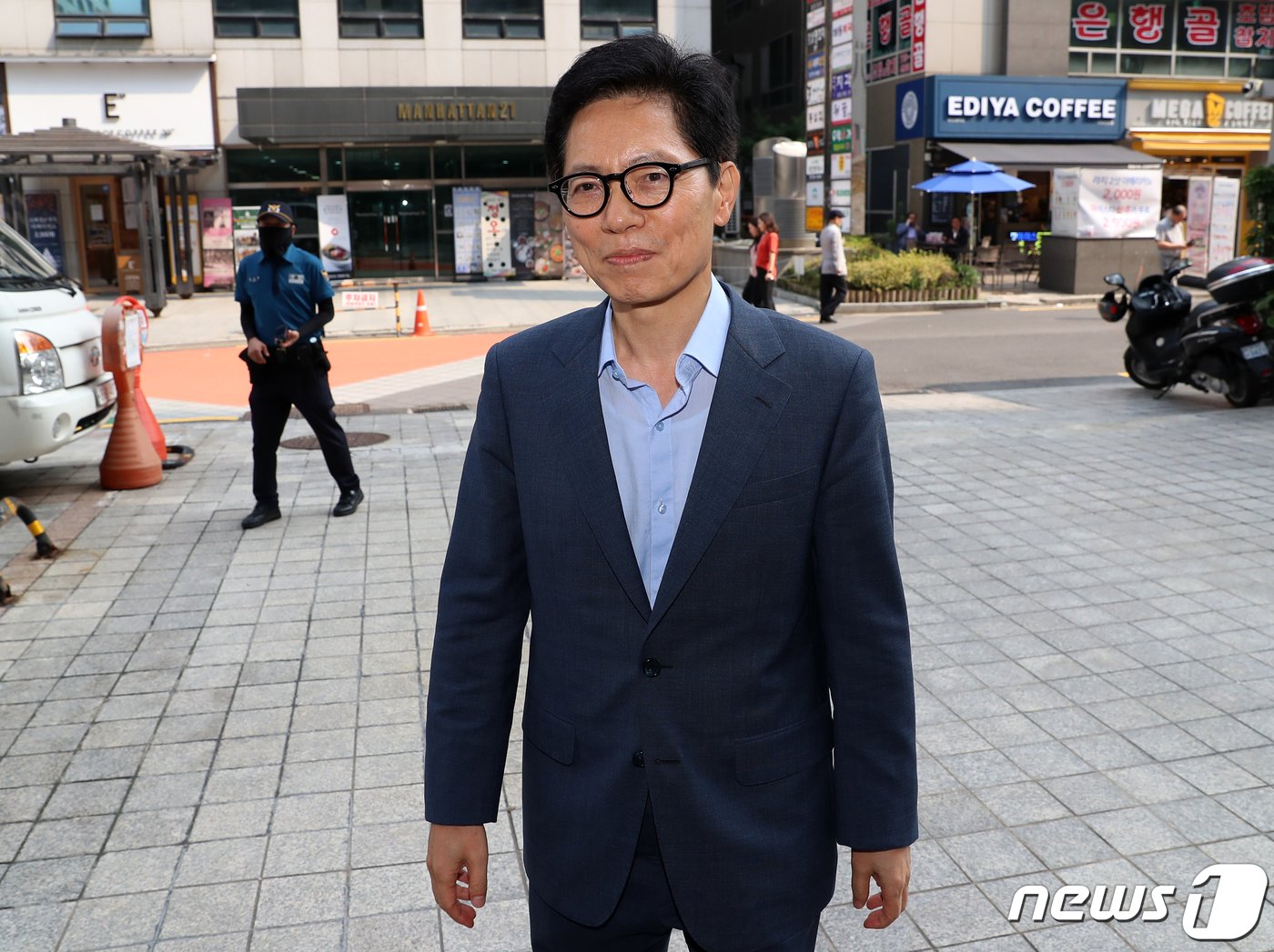 본문 이미지 - 황정근 국민의힘 윤리위원장이 20일 오후 서울 여의도 국민의힘 중앙당사에서 열린 윤리위원회 전체회의 참석하고 있다.&#40;공동취재&#41; 2023.7.20/뉴스1 ⓒ News1 황기선 기자