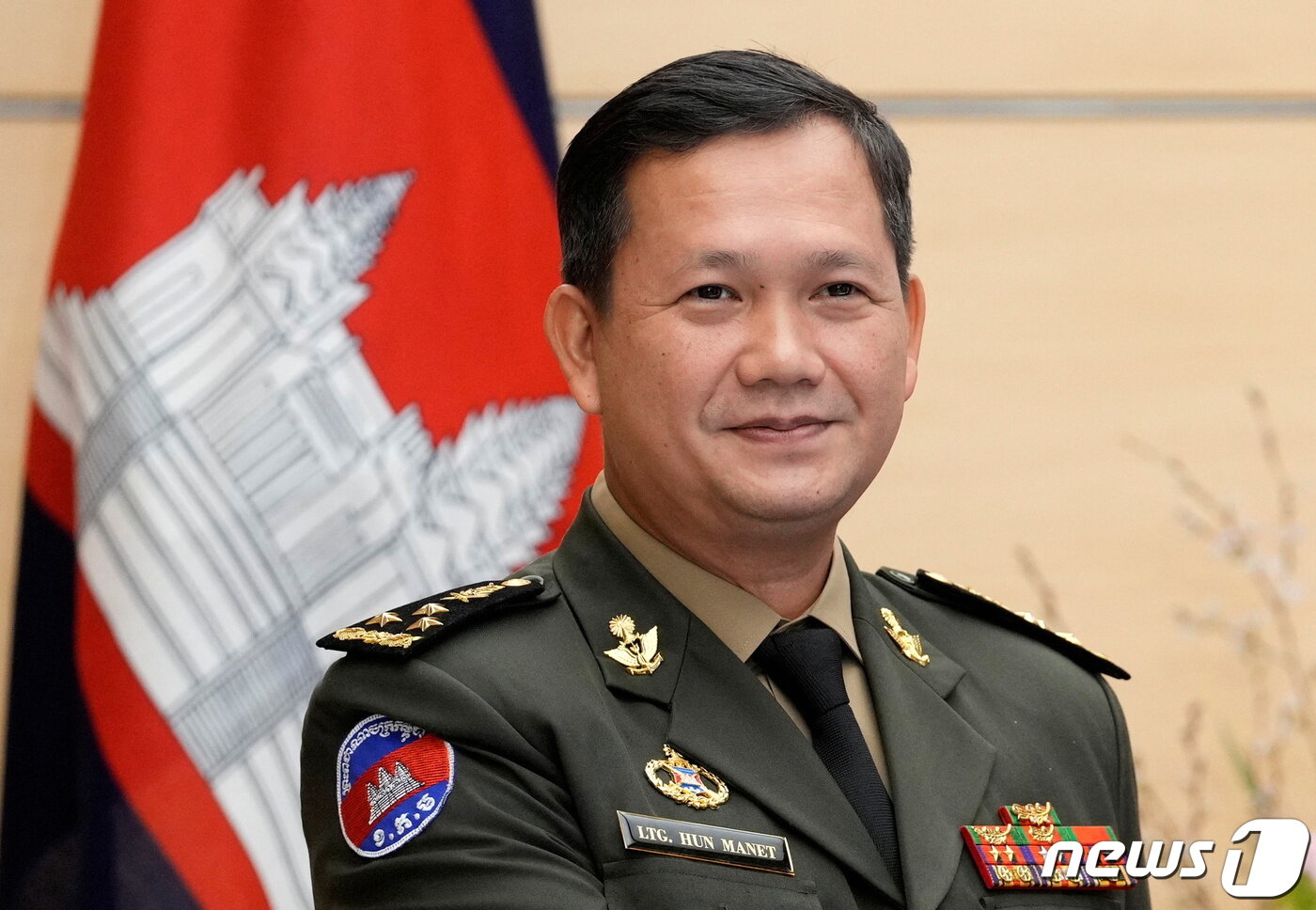 본문 이미지 - 훈센 캄보디아 총리의 장남인 훈마넷이 도쿄 총리 관저에서 기시다 후미오 총리를 만나기 전에 사진 촬영에 임하고 있다. 2022.2.16 ⓒ 로이터=뉴스1 ⓒ News1 강민경 기자