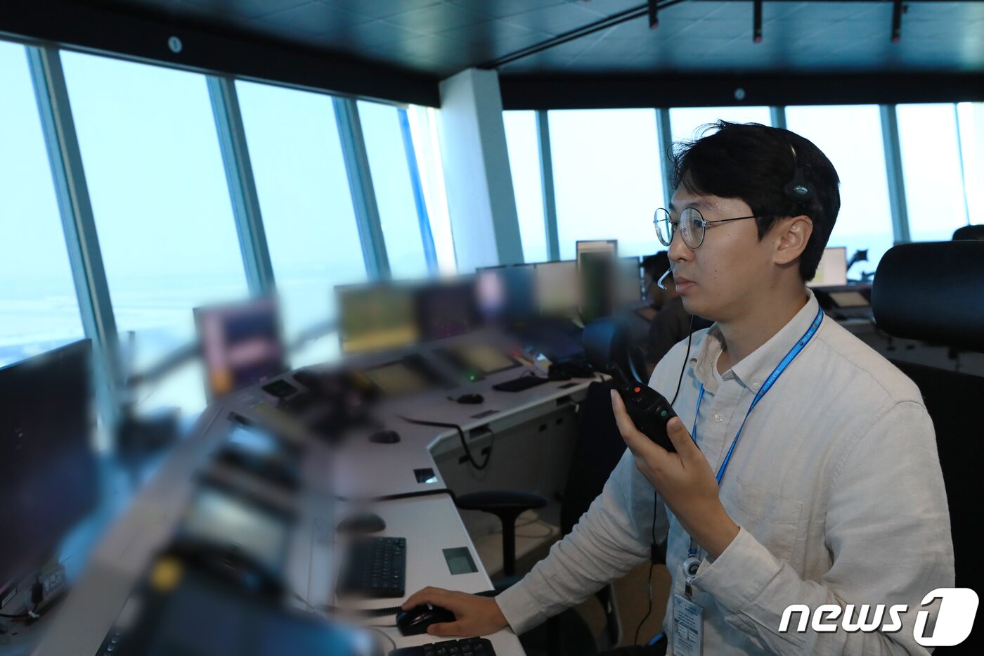 본문 이미지 - 조성민 서울지방항공청 관제사가 5일 오후 인천국제공항 관제탑에서 관제 업무를 보고 있다. 2023.7.5/뉴스1 ⓒ News1 박정호 기자