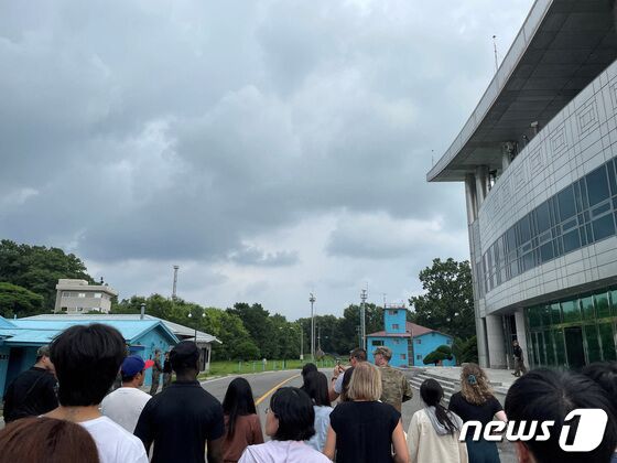 지난 18일 판문점 공동경비구역(JSA)을 견학하다 월북한 주한미군 소속 이등병 트래비스 킹(23)이 견학 중에 찍힌 사진이다. 킹은 검은 색 셔츠에 검은 색 모자를 쓰고 있다. © 로이터=뉴스1 © News1 최종일 기자