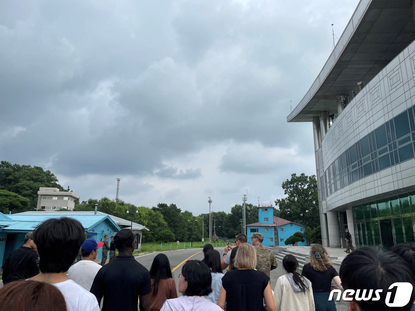 본문 이미지 - 지난 18일 판문점 공동경비구역(JSA)을 견학하다 월북한 주한미군 소속 이등병 트래비스 킹(23)이 견학 중에 찍힌 사진이다. 킹은 검은 색 셔츠에 검은 색 모자를 쓰고 있다. ⓒ 로이터=뉴스1 ⓒ News1 최종일 기자