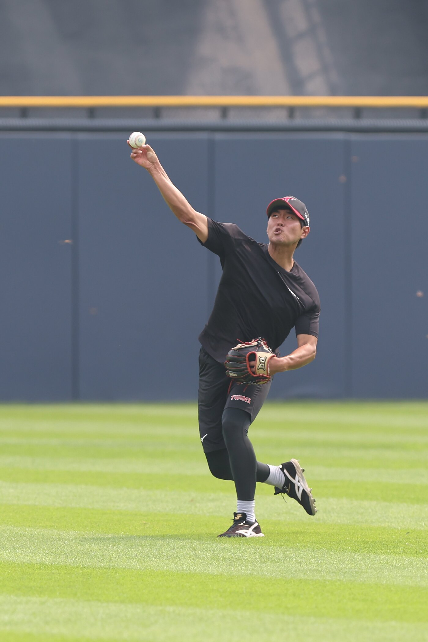 본문 이미지 - 훈련 중인 최승민.(LG 트윈스 제공)