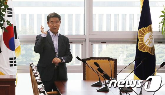 유재풍 윤리특위 자문위원장이 20일 오후 서울 여의도 국회 의원회관에서 열린 국회 윤리특별위원회 자문위원회 7차 회의에 참석하고 있다.2023.7.20/뉴스1 © News1 임세영 기자