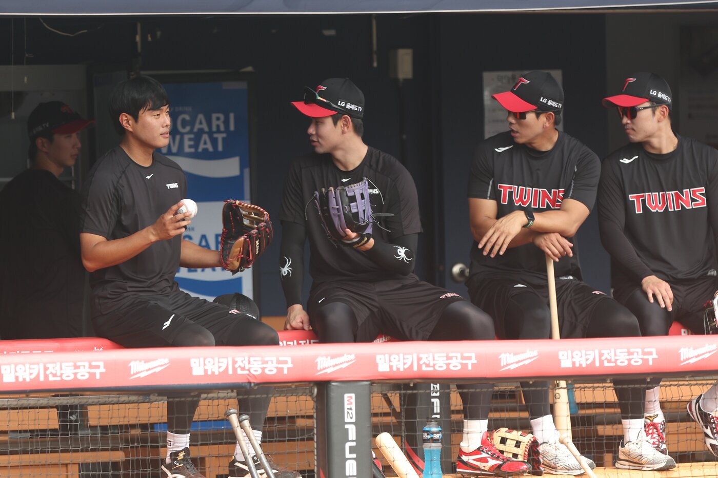 본문 이미지 - 동료들과 대화 중인 최승민(왼쪽). (LG 트윈스 제공)