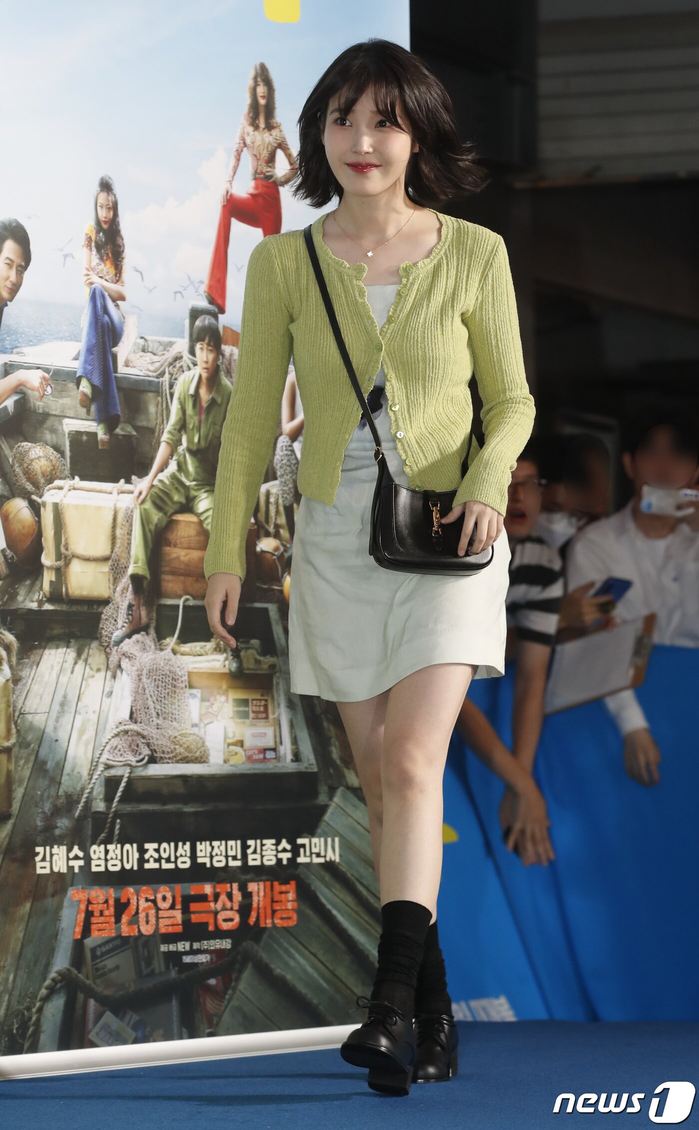 본문 이미지 - 배우 아이유가 20일 서울 강남구 코엑스 메가박스에서 열린 영화 '밀수'(감독 류승완) VIP 시사회에 참석하고 있다. ⓒ News1 권현진 기자