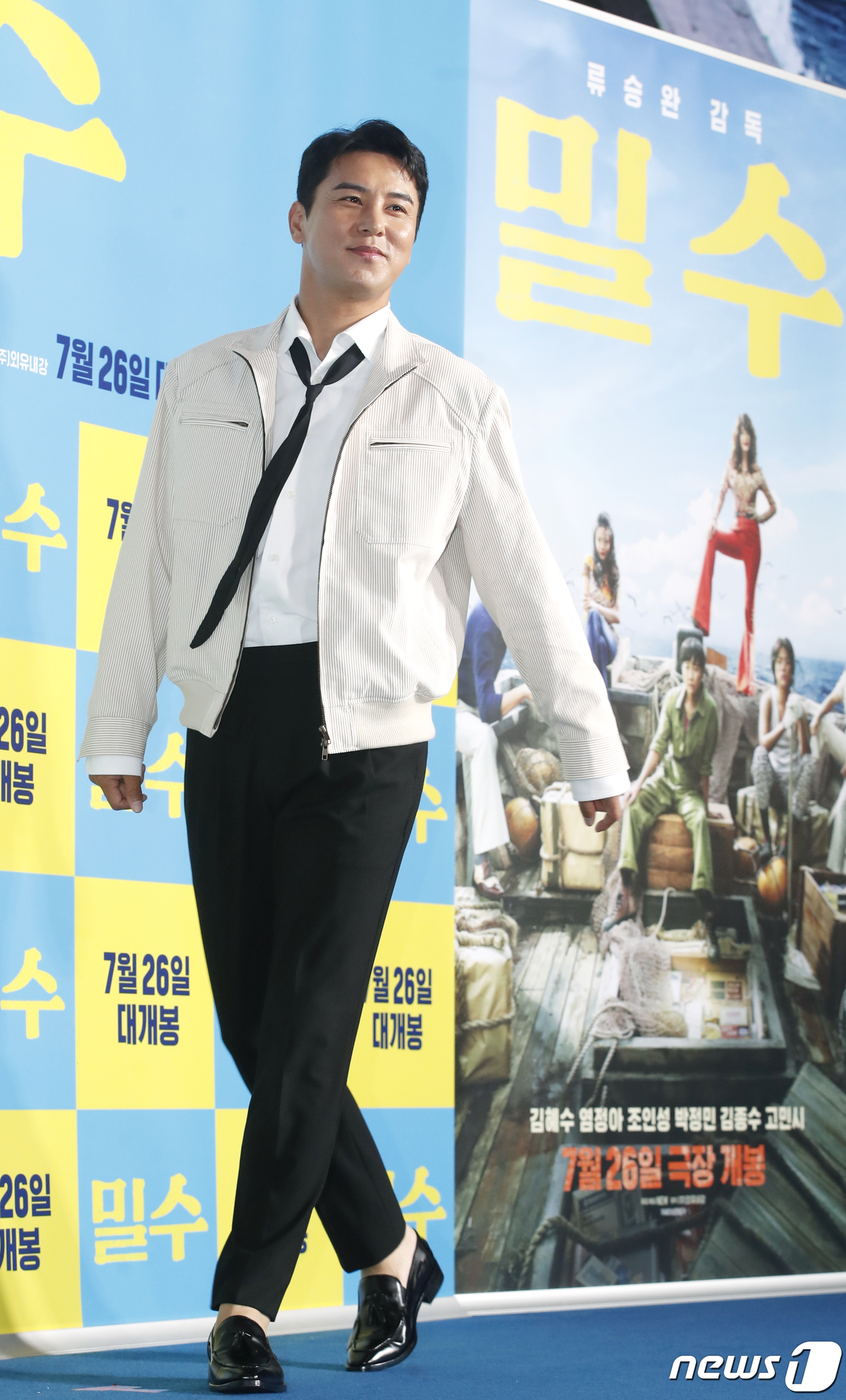 (서울=뉴스1) 권현진 기자 = 가수 장민호가 20일 서울 강남구 코엑스 메가박스에서 열린 영화 '밀수'(감독 류승완) VIP 시사회에 참석하고 있다.'밀수'는 바다에 던져진 생필 …