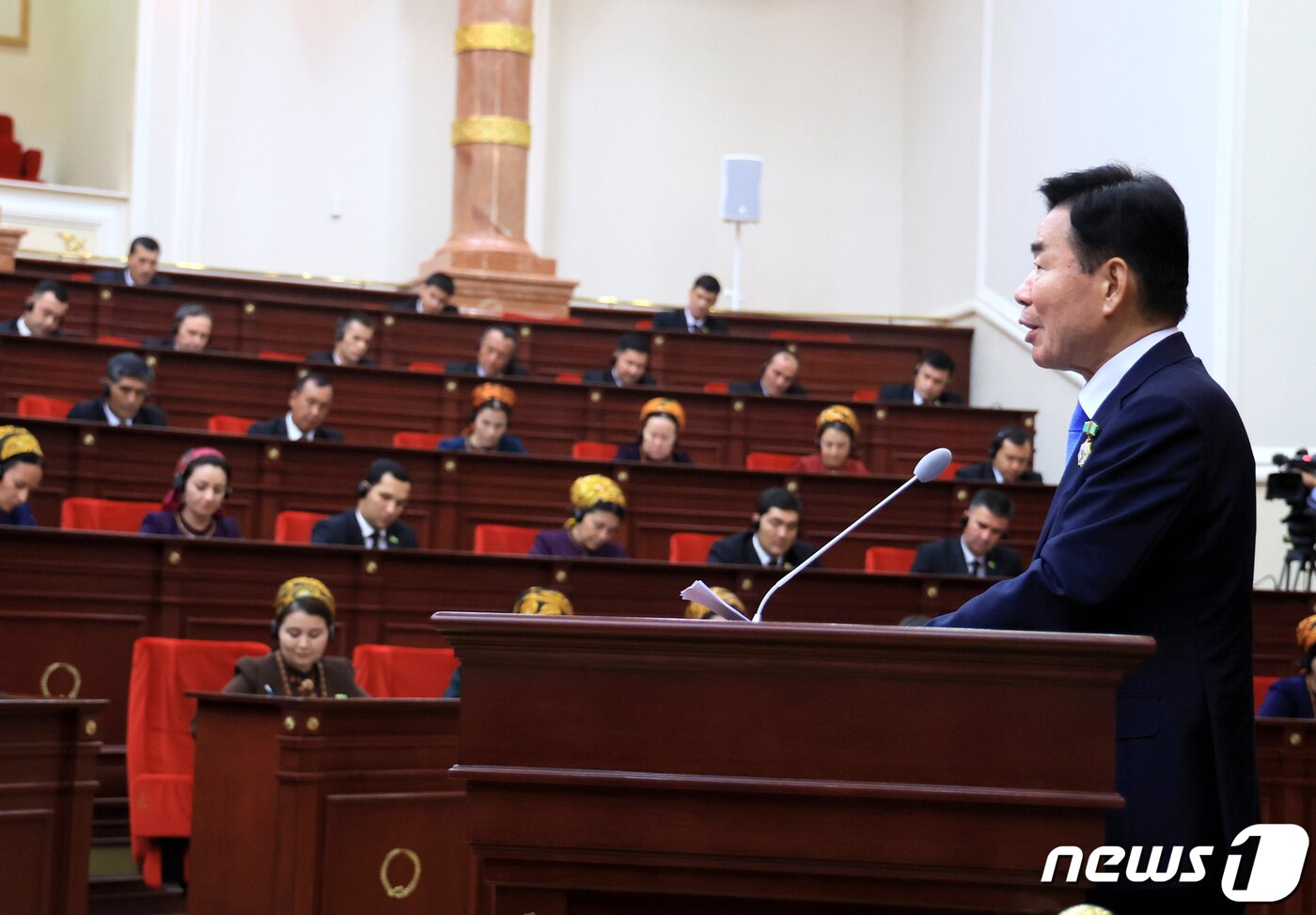 본문 이미지 - 김진표 의장이 20일(현지시간) 투르크메니스탄 국회에서 연설하는 모습. (사진제공 = 국회) 