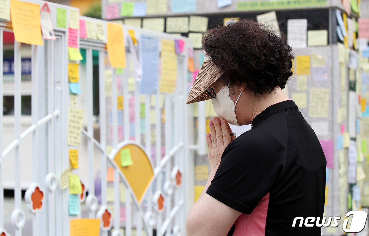 21일 서울 서초구 서이초등학교 정문에서 한 시민이 극단적 선택으로 세상을 떠난 교사를 추모하고 있다. 정식 추모공간은 21일부터 23일까지 서울강남서초교육지원청에 마련된다. 2023.7.21/뉴스1 ⓒ News1 박지혜 기자