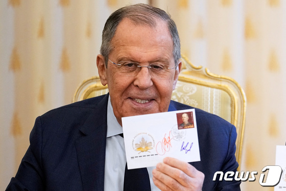 [사진] 유명 외교관 고르차코프 기념 우표 든 라브로프
