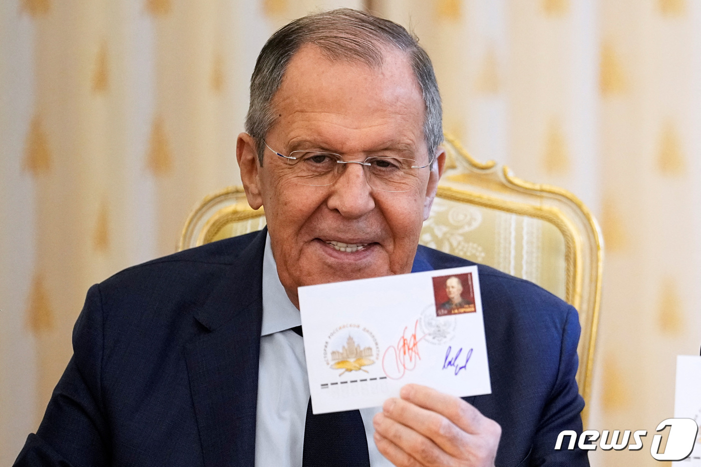 (모스크바 로이터=뉴스1) 우동명 기자 = 세르게이 라브로프 러시아 외무장관이 20일(현지시각) 모스크바에서 유명 외교관 알렉산더 고르차코프을 기념하는 우표를 들어 보이고 있다. …