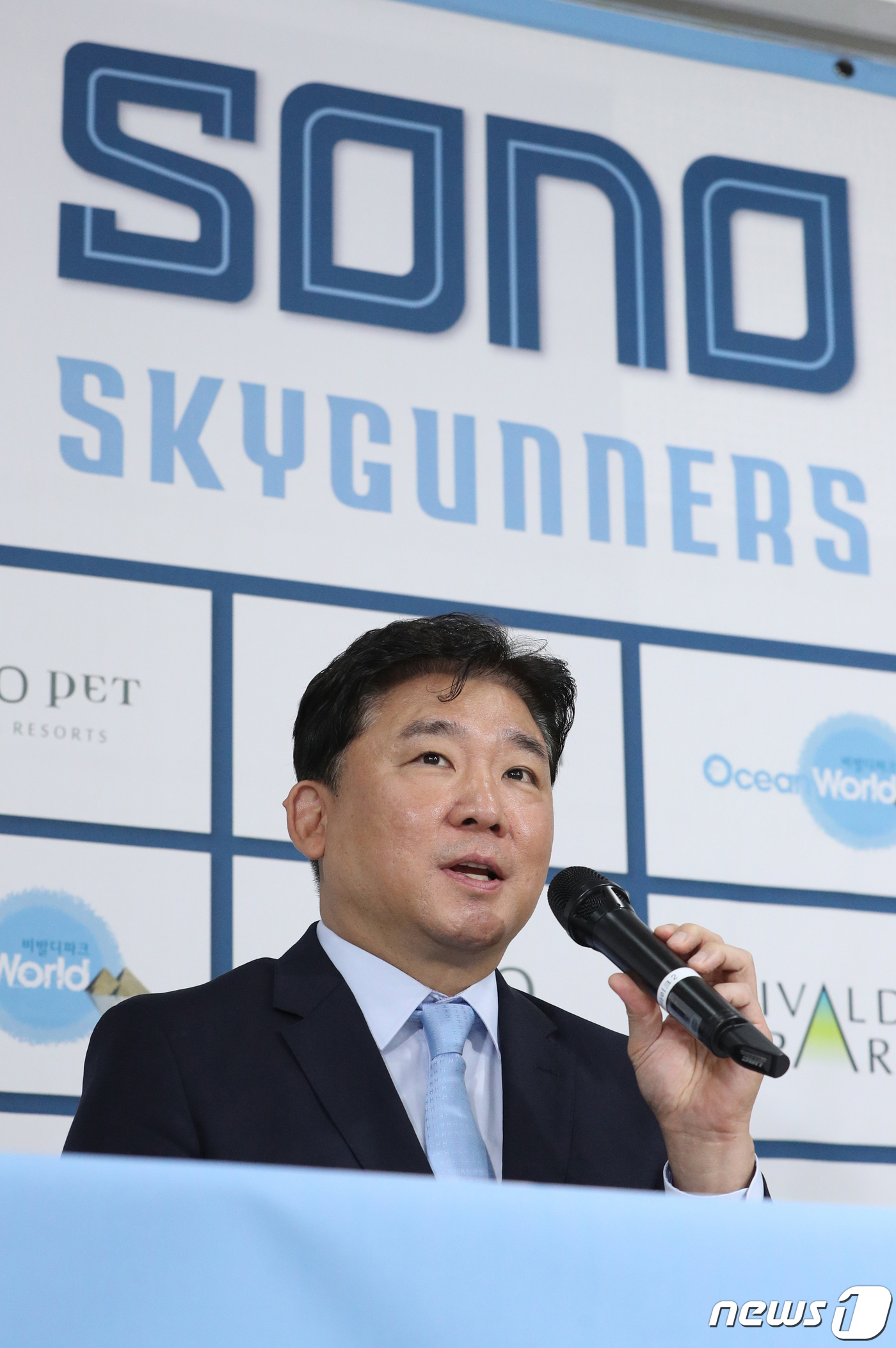 (서울=뉴스1) 신웅수 기자 = 김승기 소노 스카이거너스 감독이 21일 오전 서울 강남구 KBL센터에서 열린 소노 스카이거너스(Skygunners) 기자회견에서 취재진의 질의에 답 …
