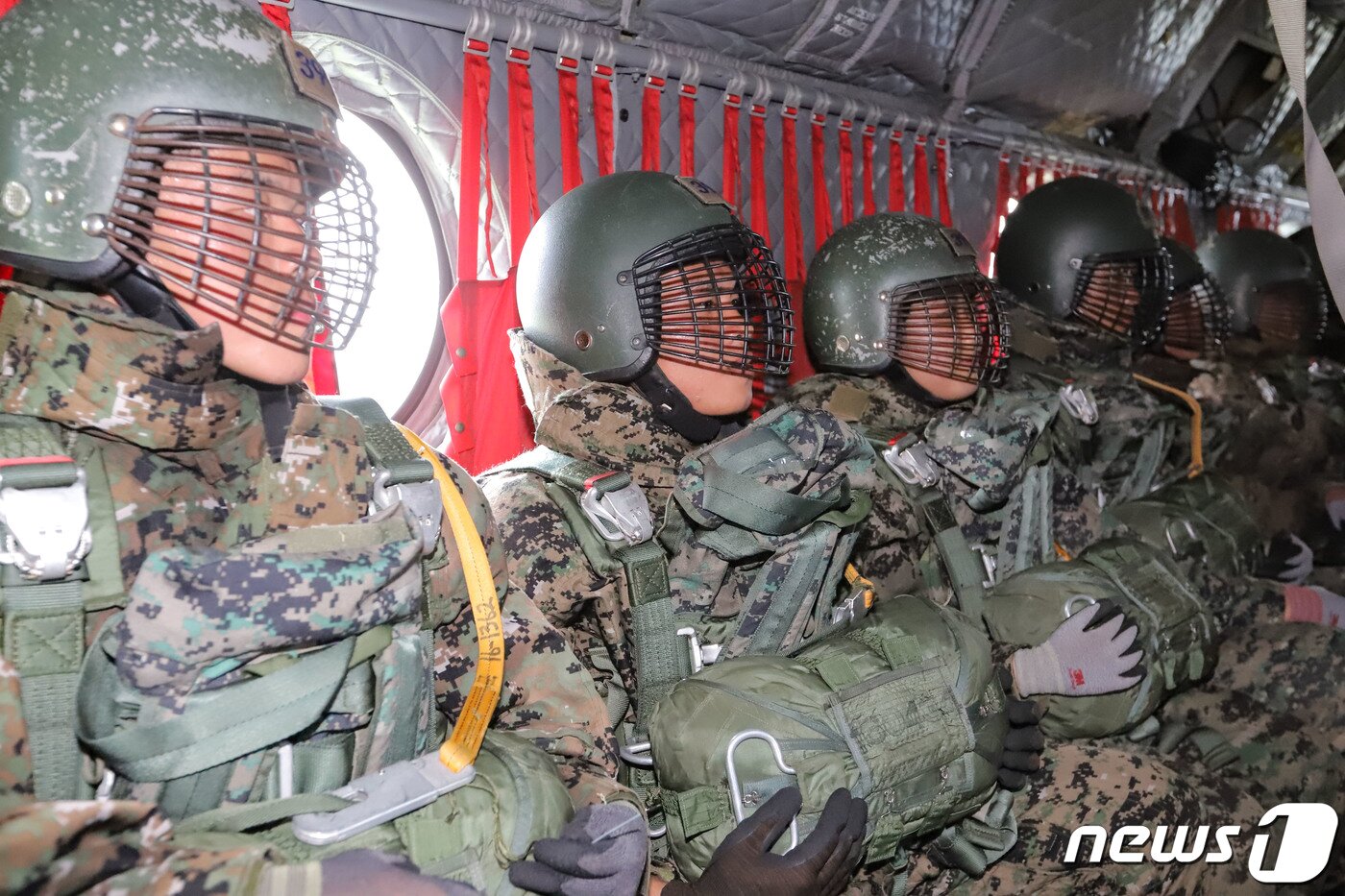 본문 이미지 - 육군은 육군사관학교 3학년 생도들이 지난 3일부터 경기도 광주 육군특수전학교에서 공수기본훈련을 했다고 21일 밝혔다. 육군사관학교 생도들이 강하 전 교관의 설명을 듣고 있다. (육군 제공) 2023.7.21/뉴스1