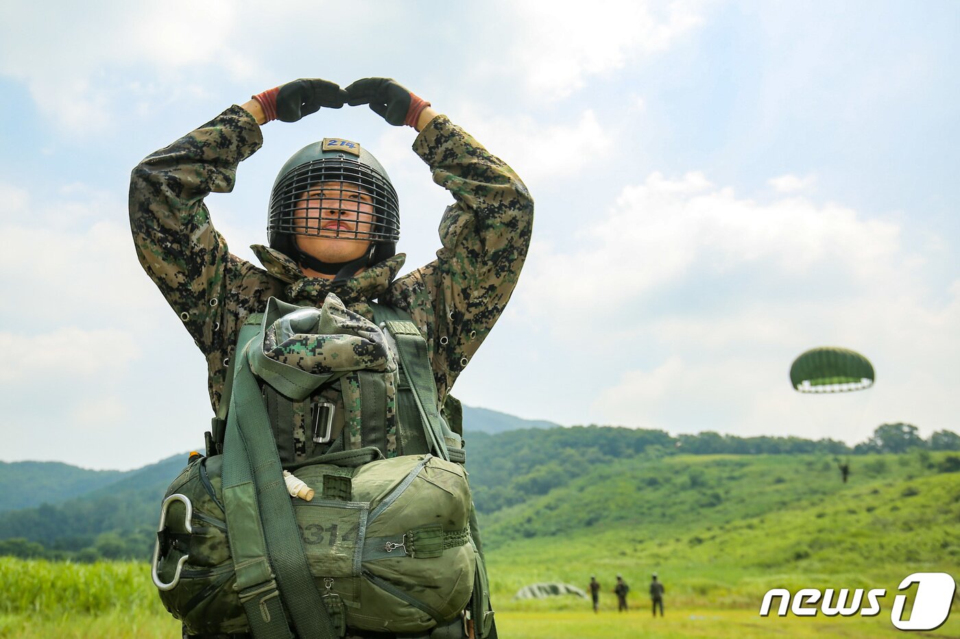 본문 이미지 - 육군은 육군사관학교 3학년 생도들이 지난 3일부터 경기도 광주 육군특수전학교에서 공수기본훈련을 했다고 21일 밝혔다. 강하를 마친 생도가 머리 위로 손을 올려 '이상없음'을 보고하고 있다. (육군 제공) 2023.7.21/뉴스1