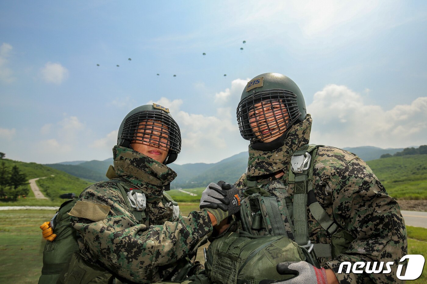 본문 이미지 - 육군은 육군사관학교 3학년 생도들이 지난 3일부터 경기도 광주 육군특수전학교에서 공수기본훈련을 했다고 21일 밝혔다. 육사 생도들이 성공적인 강하를 다짐하며 손을 맞잡고 있다. (육군 제공) 2023.7.21/뉴스1