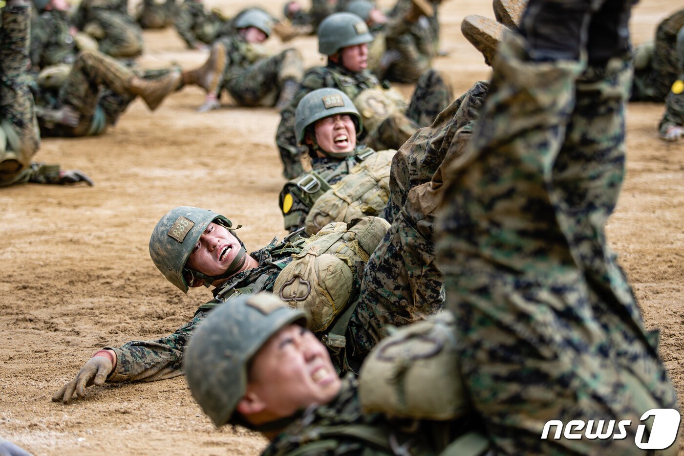 본문 이미지 - 육군은 육군사관학교 3학년 생도들이 지난 3일부터 경기도 광주 육군특수전학교에서 공수기본훈련을 했다고 21일 밝혔다. 육사 생도들이 지상훈련의 일환으로 PT체조를 하고 있다. (육군 제공) 2023.7.21/뉴스1