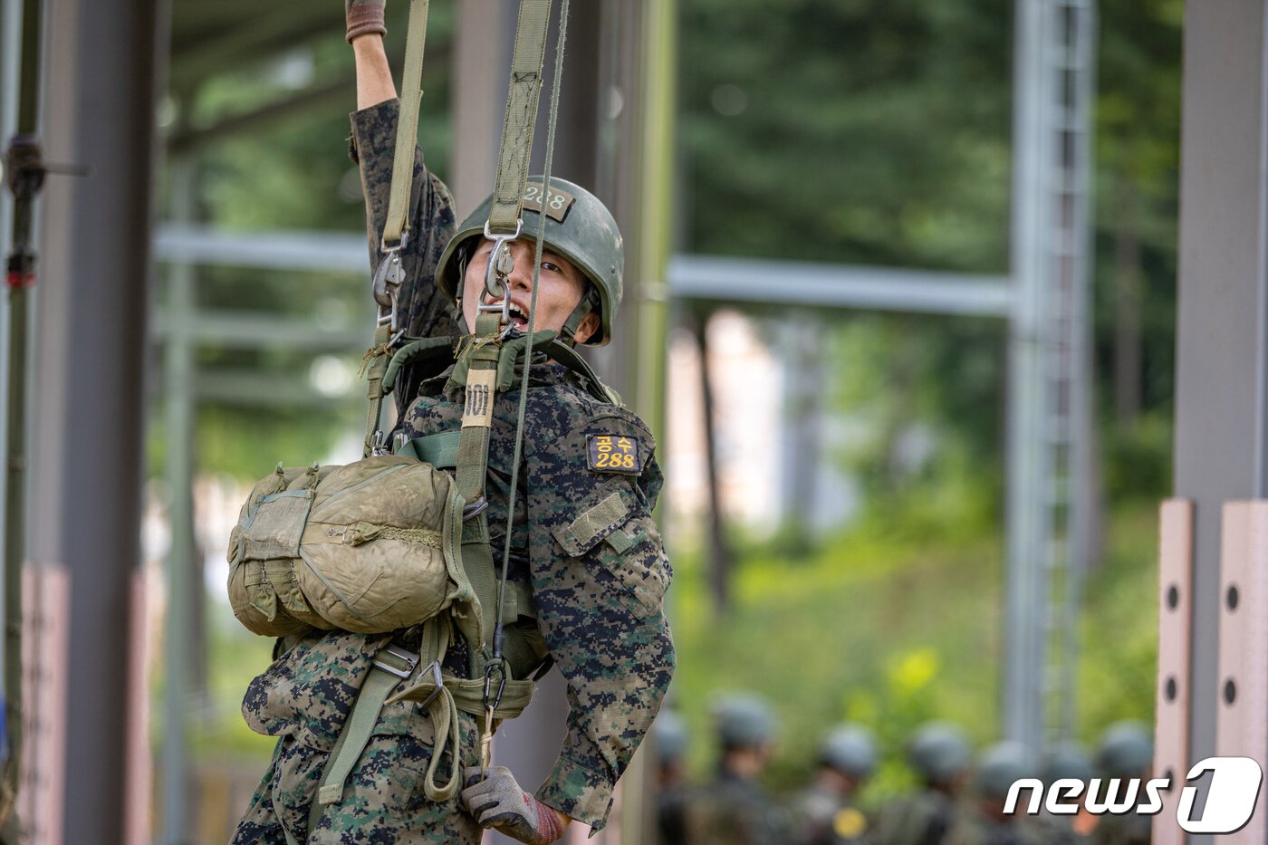 본문 이미지 - 육군은 육군사관학교 3학년 생도들이 지난 3일부터 경기도 광주 육군특수전학교에서 공수기본훈련을 했다고 21일 밝혔다. 육사 생도들이 지상훈련의 일환으로 지상강하훈련을 하고 있다. (육군 제공) 2023.7.21/뉴스1
