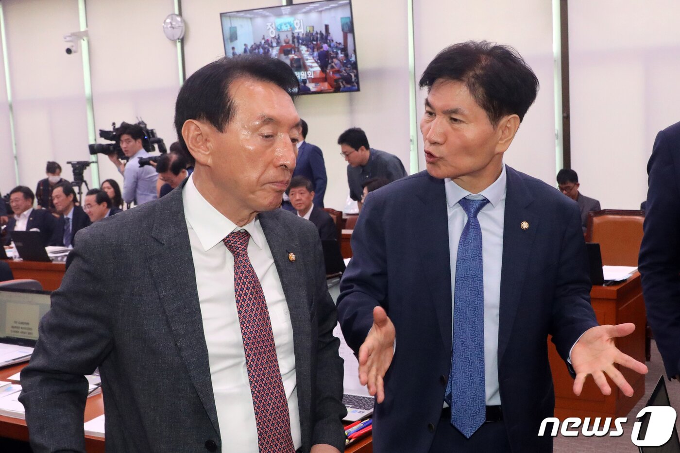 본문 이미지 - 김석기 외통위 국민의힘 간사(왼쪽)과 이용선 더불어민주당 간사가 21일 오전 서울 여의도 국회 외교통일위원에서 열린 김영호 통일부 장관 후보자 인사청문회에서 정회 후 대화를 나누고 있다.  2023.7.21/뉴스1 ⓒ News1 황기선 기자
