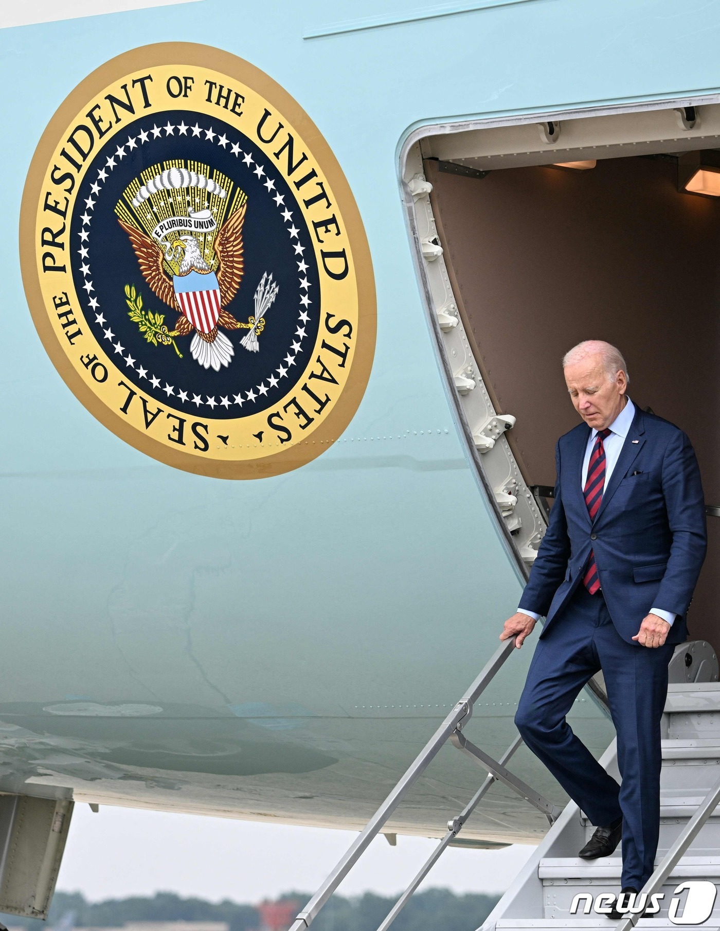 (워싱턴 AFP=뉴스1) 우동명 기자 = 조 바이든 미국 대통령이 20일 (현지시간) 펜실베이니아주 필라델피아의 조선소 방문을 마친 뒤 워싱턴 인근 앤드루스 합동 기지서 전용기를 …