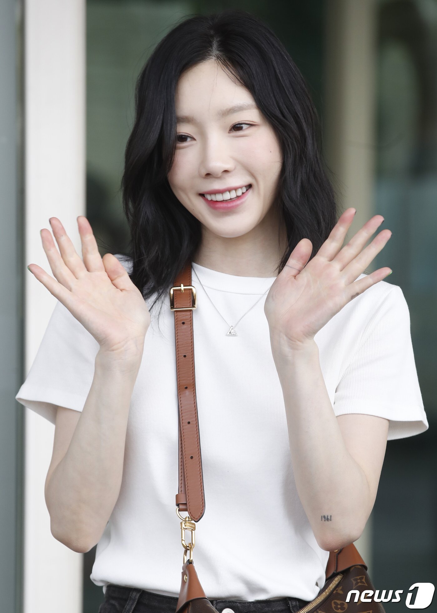 본문 이미지 - 소녀시대 태연이 아시아 투어를 위해 21일 인천국제공항에 도착해 인도네시아 자카르타로 출국하기 전 인사를 하고 있다.  ⓒ News1 권현진 기자