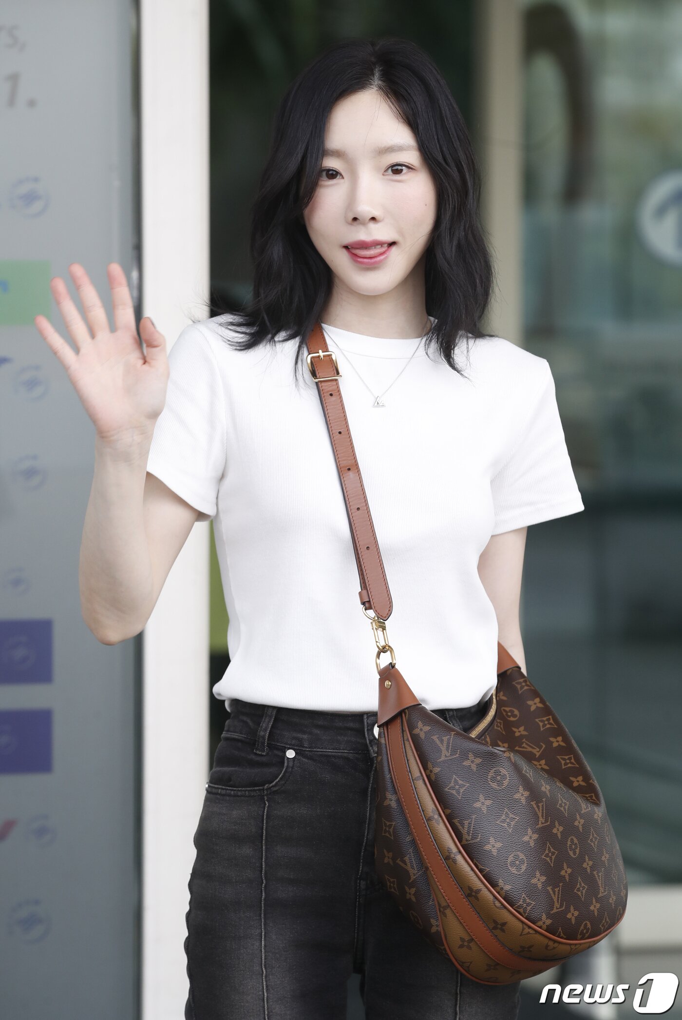 본문 이미지 - 소녀시대 태연이 아시아 투어를 위해 21일 인천국제공항에 도착해 인도네시아 자카르타로 출국하기 전 손을 흔들고 있다. ⓒ News1 권현진 기자