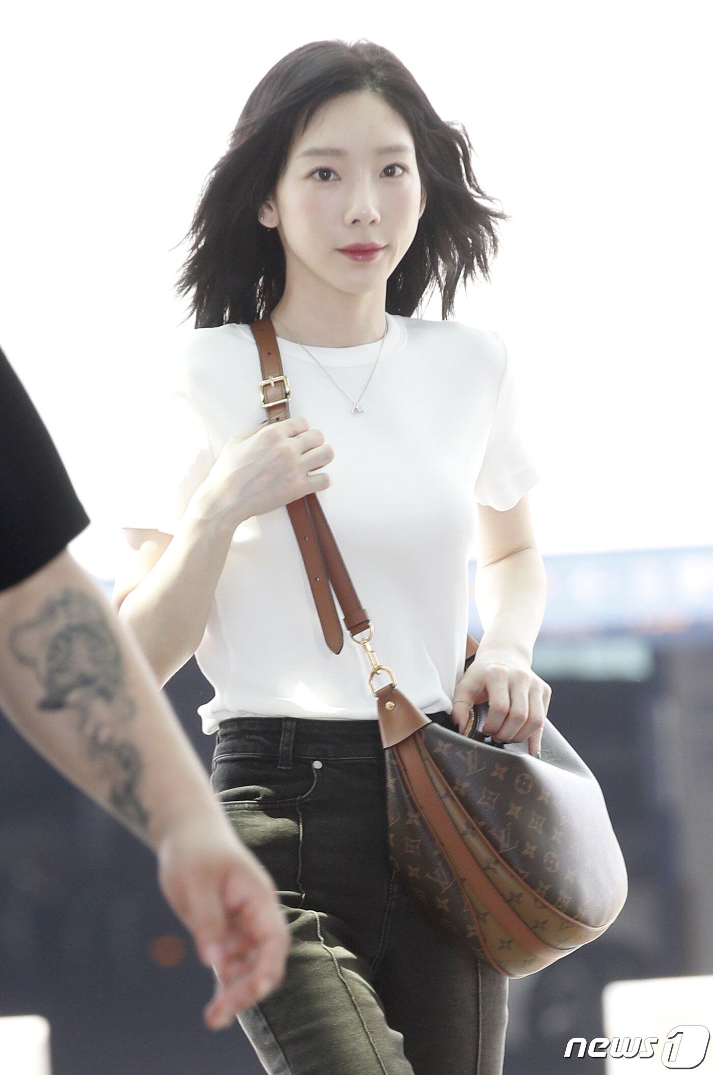 본문 이미지 - 소녀시대 태연이 아시아 투어를 위해 21일 인천국제공항에 도착해 인도네시아 자카르타로 출국하고 있다. ⓒ News1 권현진 기자