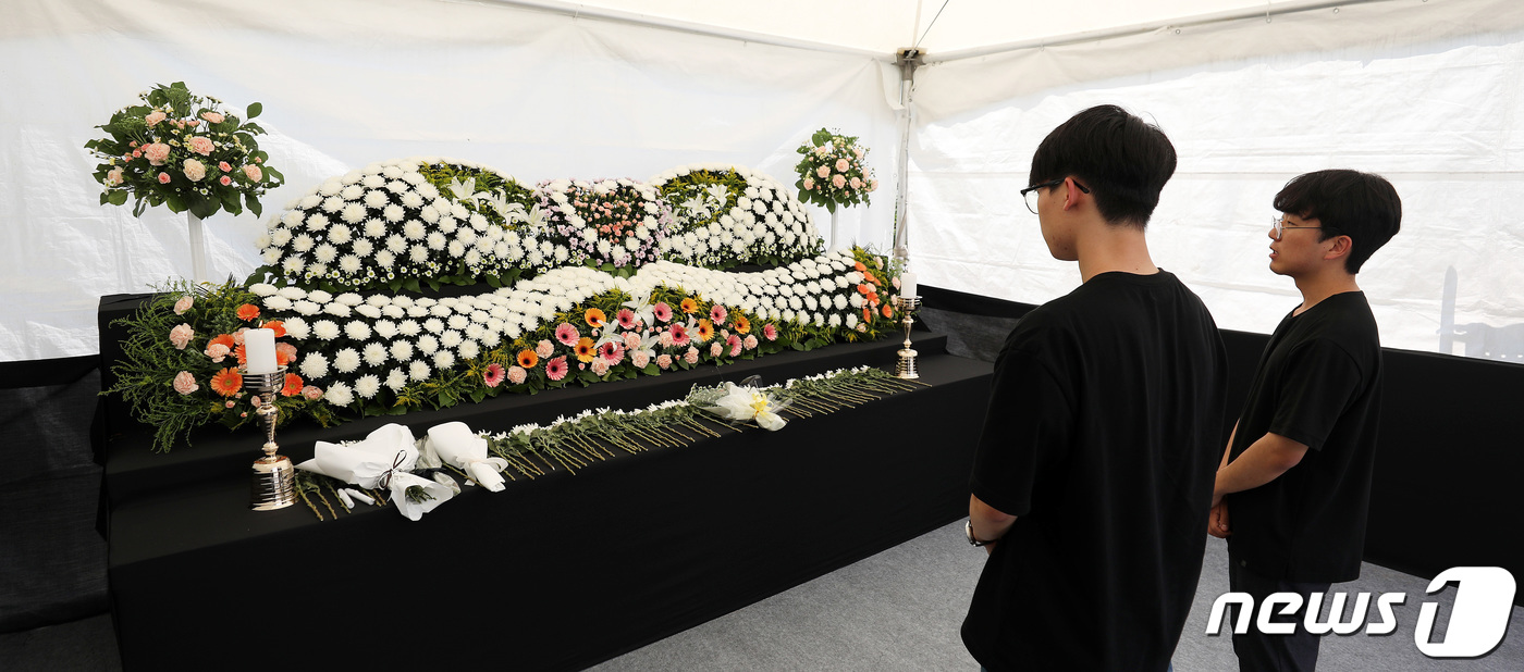 (서울=뉴스1) 박지혜 기자 = 21일 서울 강남구 강남서초교육지원청에 마련된 서이초등학교 교사 분향소를 찾은 서울교육대학교 학생들이 조문하고 있다. 2023.7.21/뉴스1