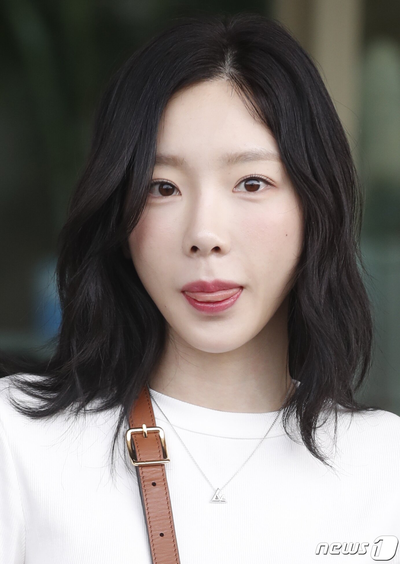 본문 이미지 - 소녀시대 태연이 아시아 투어를 위해 21일 인천국제공항에 도착해 인도네시아 자카르타로 출국하기 전 인사를 하고 있다. ⓒ News1 권현진 기자