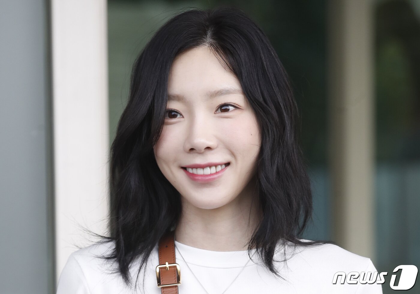 본문 이미지 - 소녀시대 태연이 아시아 투어를 위해 21일 인천국제공항에 도착해 인도네시아 자카르타로 출국하기 전 예쁜 미소로 시선을 사로잡고 있다. 2023.7.21/뉴스1 ⓒ News1 권현진 기자