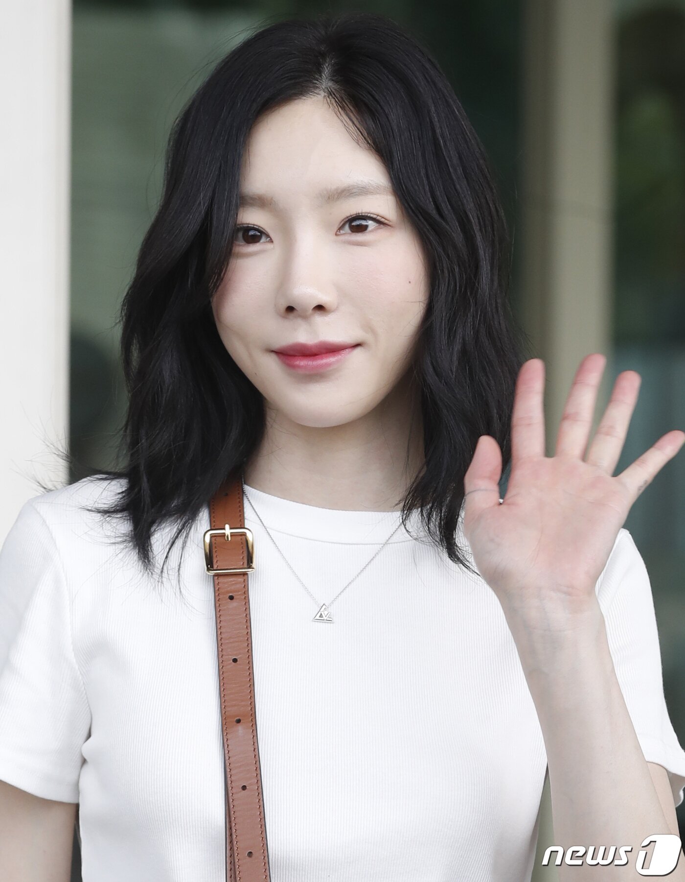 본문 이미지 - 소녀시대 태연이 아시아 투어를 위해 21일 인천국제공항에 도착해 인도네시아 자카르타로 출국하기 전 인사를 하고 있다. ⓒ News1 권현진 기자