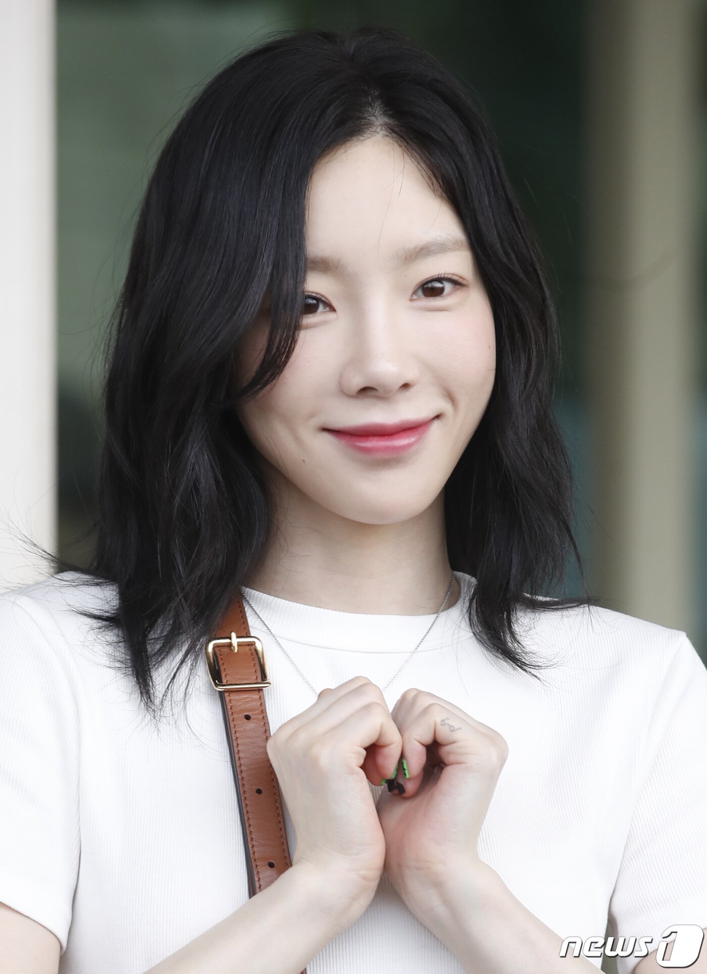 본문 이미지 - 소녀시대 태연이 아시아 투어를 위해 21일 인천국제공항에 도착해 인도네시아 자카르타로 출국하기 전 달콤한 하트로 팬심을 녹이고 있다. ⓒ News1 권현진 기자