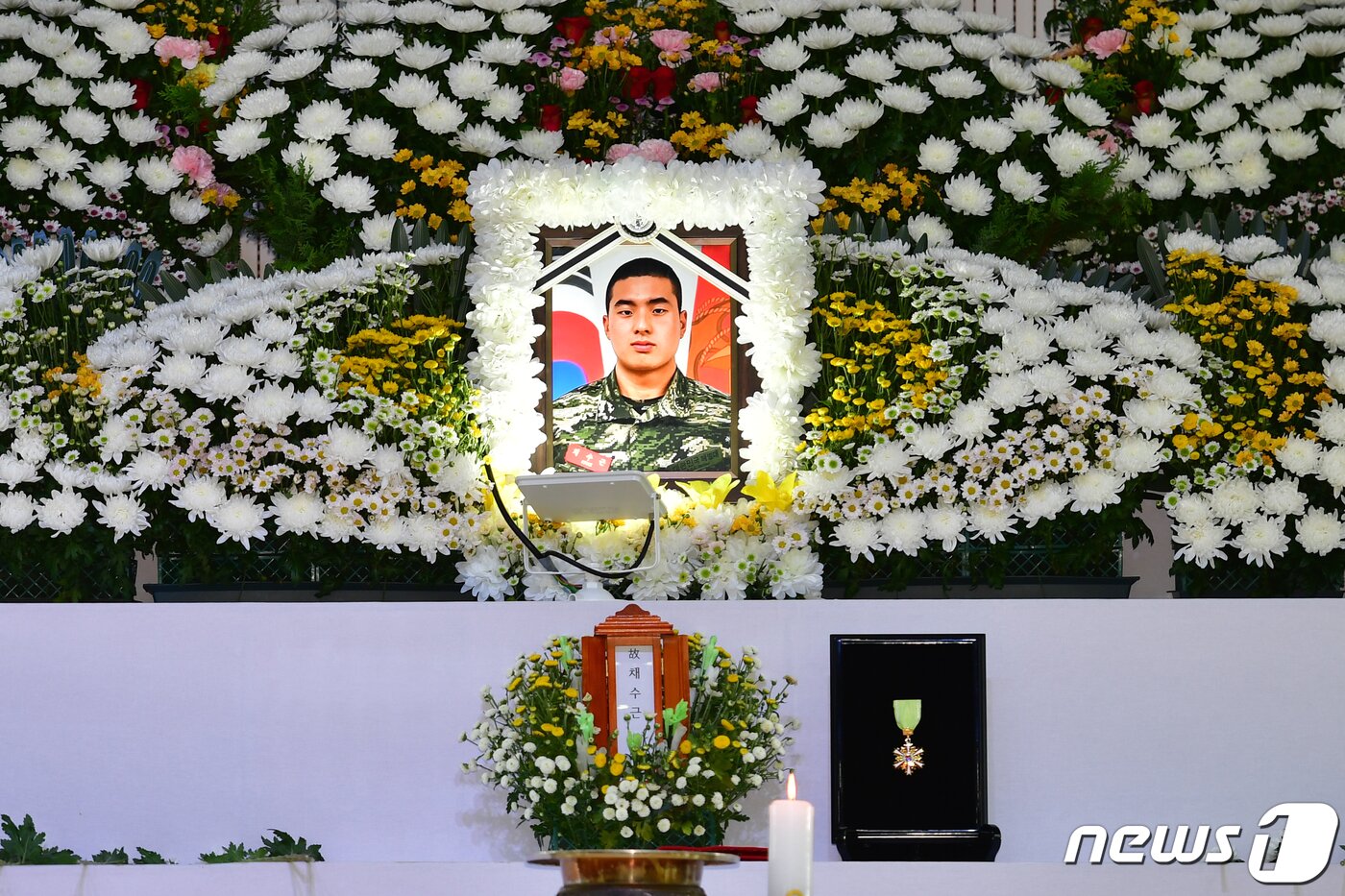 본문 이미지 - 2023년 7월 경북 예천 수해복구 작전에서 실종자 수중 수색 작전 중 순직한 고&#40;故&#41; 채수근 상병의 빈소. 2023.7.21/뉴스1 ⓒ News1 최창호 기자