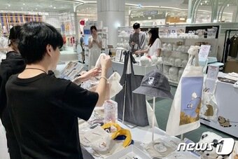 본문 이미지 - 현대백화점 판교점 5층에 마련된 KCC-마시마로 팝업스토어 전경 ⓒ News1 이민주 기자