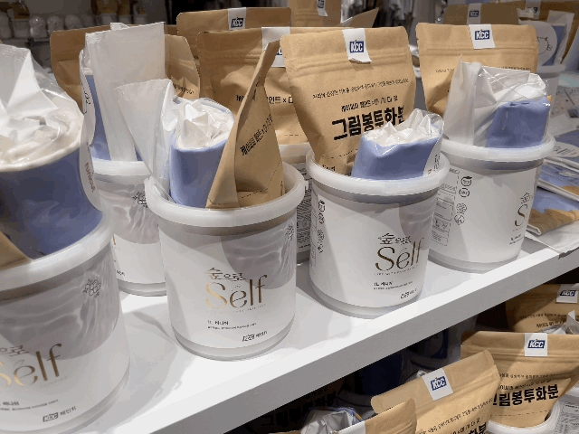 본문 이미지 - 현대백화점 판교점 5층에 마련된 KCC-마시마로 팝업스토어에 컬래버 굿즈가 진열돼 있다. ⓒ News1 이민주 기자