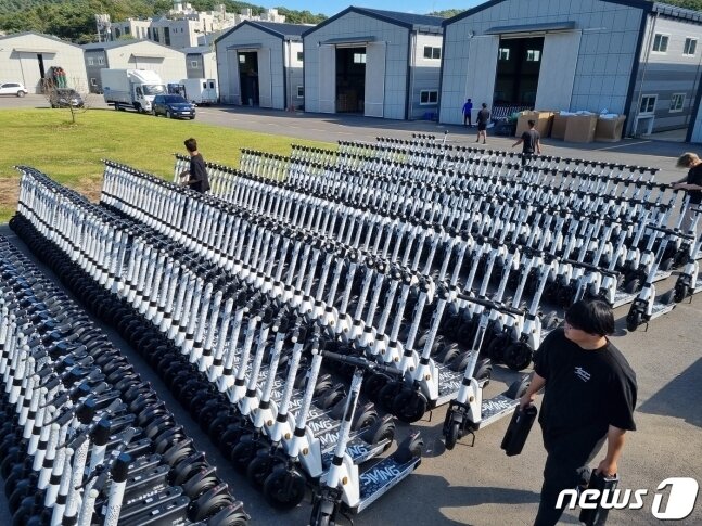 본문 이미지 -  스윙 운영캠프에서 출고 대기 중인 모빌리티 기기 모습.(더스윙 제공)