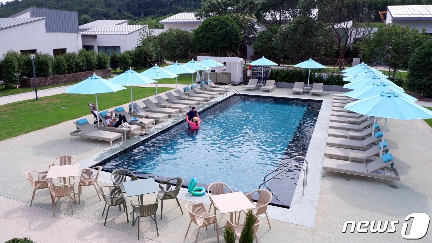 본문 이미지 - 매너하우스 내에 자리한 회원 전용 오너스풀ⓒ News1 윤슬빈 기자