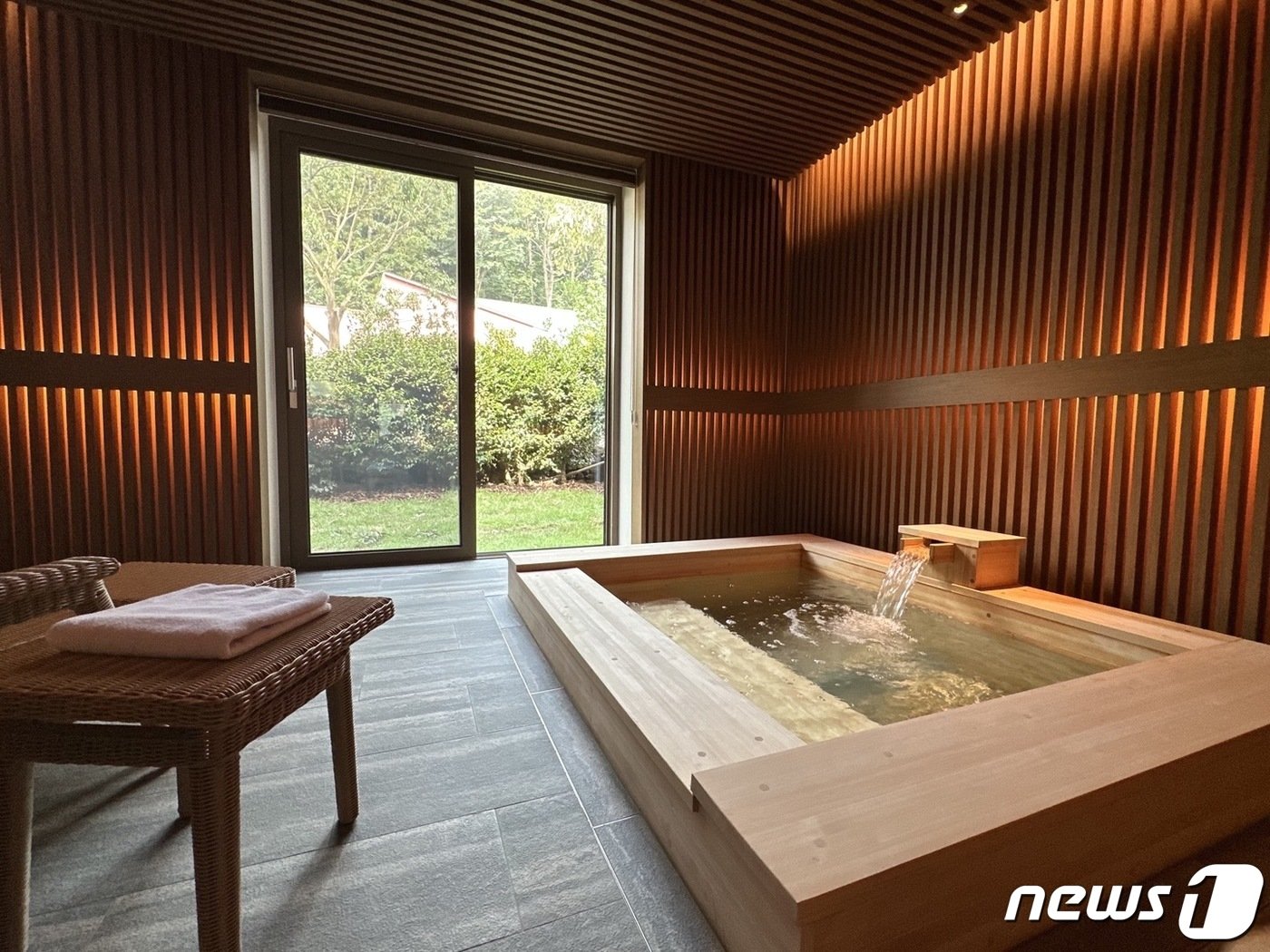 본문 이미지 - 객실 내엔 일본 온천을 닮 히노키탕을 갖추고 있다.ⓒ News1 윤슬빈 기자