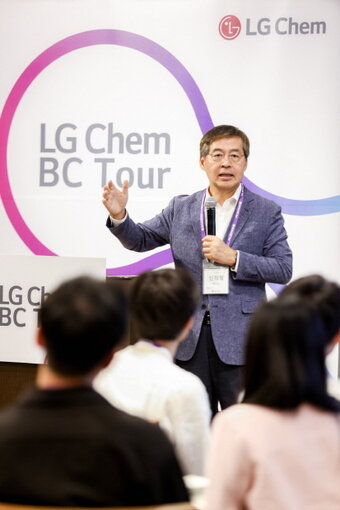 본문 이미지 - 신학철 LG화학 부회장이 'BC투어'에서 인재들과 소통하고 있다.