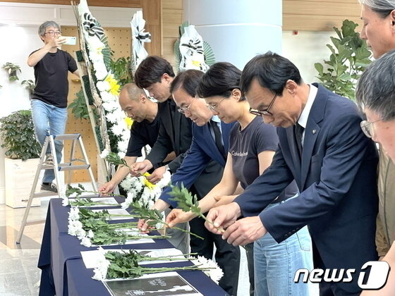 본문 이미지 - 서거석 전북교육감과 교원단체 관계자들이 21일 오후 전북교육청 1층 로비에 설치된 분향소에서 사망한 서울 서이초 교사를 추모했다.2023,721/뉴스1